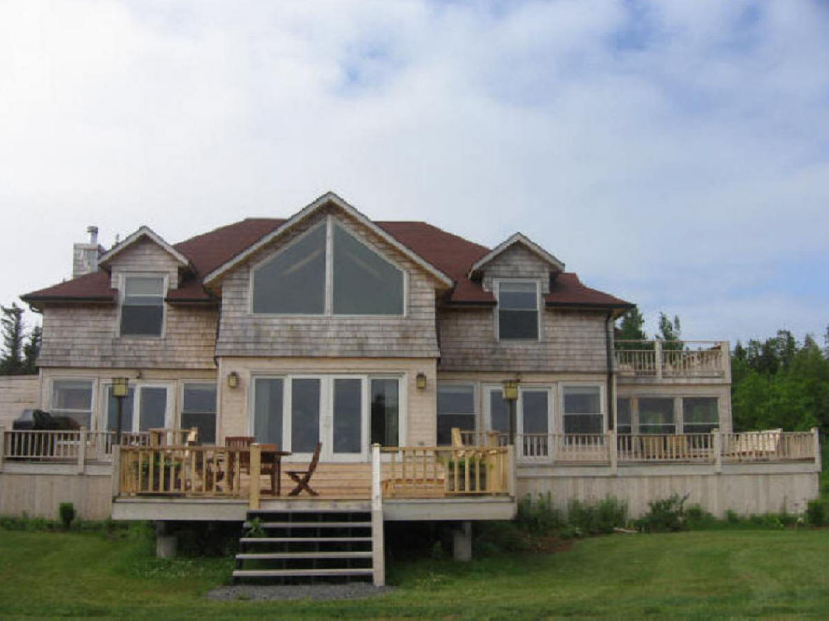 Howe Bay Summer Home Photo Gallery